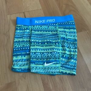 Girls Nike Pros (L)